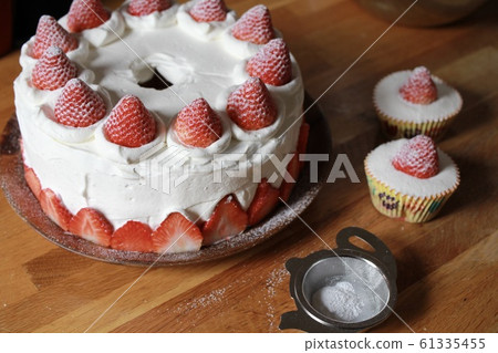 Deco chiffon cake with plenty of strawberries and strawberry cupcakes 61335455