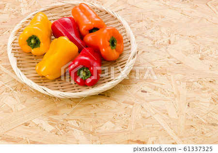 Three color peppers Three color peppers 61337325