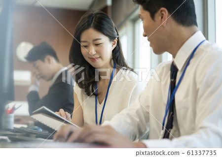 Business men and women office 61337735