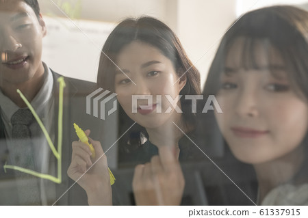 Business meeting board 61337915