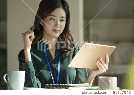 Business meeting woman 61337946
