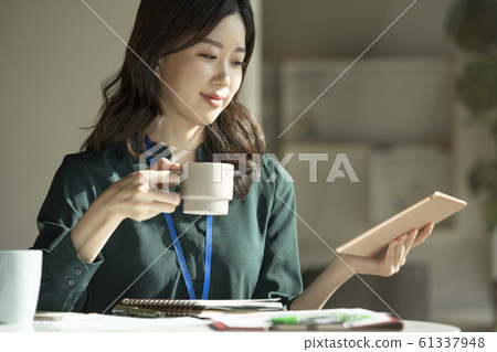 Business meeting woman 61337948