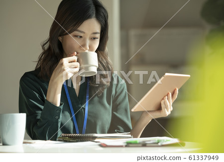 Business meeting woman 61337949