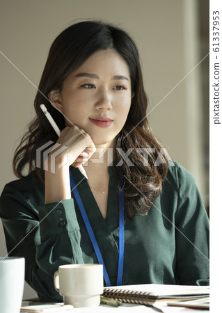 Business meeting woman Business meeting woman 61337953