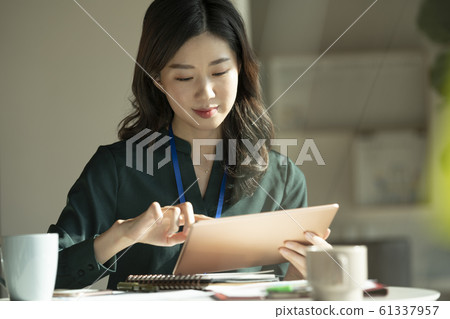 Business meeting woman 61337957