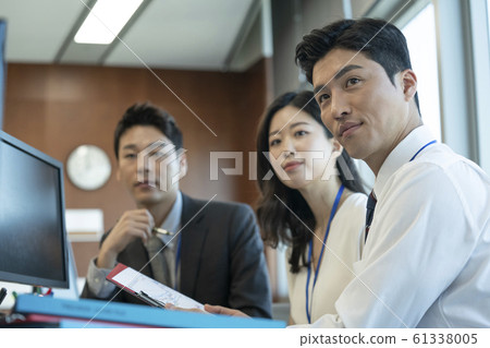 Business men and women office 61338005