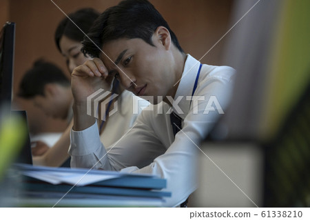 Business men and women office 61338210