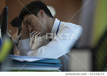 Business men and women office 61338214