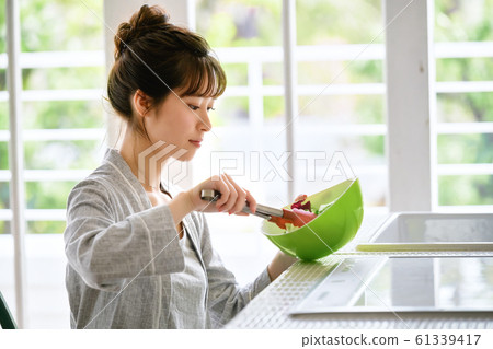 Housewife, woman, young, kitchen, salad 61339417