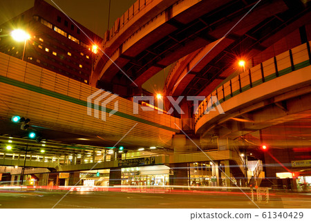 都市高速公路箱崎交匯處的夜景 都市高速公路箱崎交匯處的夜景 61340429