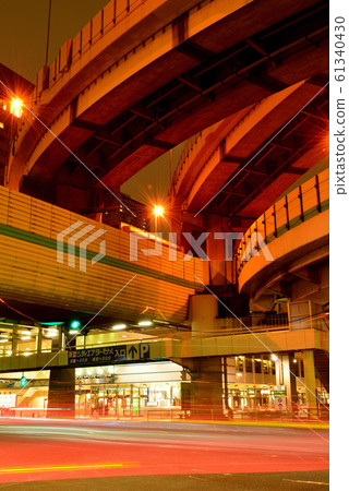 都市高速公路箱崎交匯處的夜景 都市高速公路箱崎交匯處的夜景 61340430