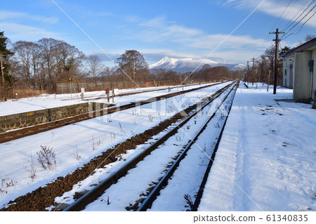 冬季拍攝北海道七沼町大沼站周圍的早晨風光 61340835