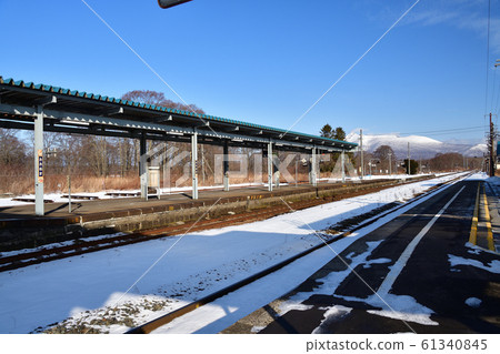 Photographing the morning scenery around Nanumacho Onuma Station in Hokkaido in the winter Photographing the morning scenery around Nanumacho Onuma Station in Hokkaido in the winter 61340845