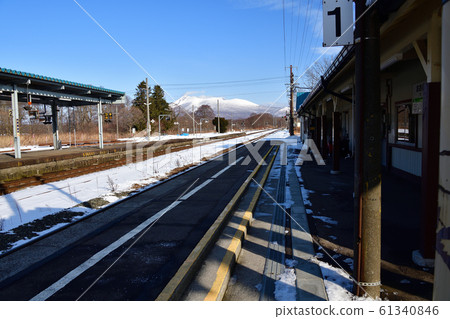 Photographing the morning scenery around Nanumacho Onuma Station in Hokkaido in the winter Photographing the morning scenery around Nanumacho Onuma Station in Hokkaido in the winter 61340846