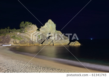 [Ishikawa Prefecture] Night view of Noto's window rock (Sosogi coast) 61341743