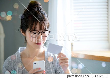 Women Smartphone Shopping Card Shopping 61342560