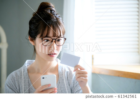 Women Smartphone Shopping Card Shopping 61342561