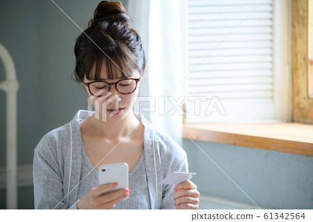 Women Smartphone Shopping Card Shopping Women Smartphone Shopping Card Shopping 61342564
