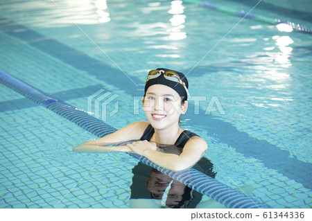 女子健身泳衣泳裝運動員體育健身房游泳池健身房游泳學校 61344336