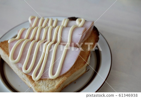 無鹽火腿和天然酵母麵包配火腿蛋黃醬 無鹽火腿和天然酵母麵包配火腿蛋黃醬 61346938