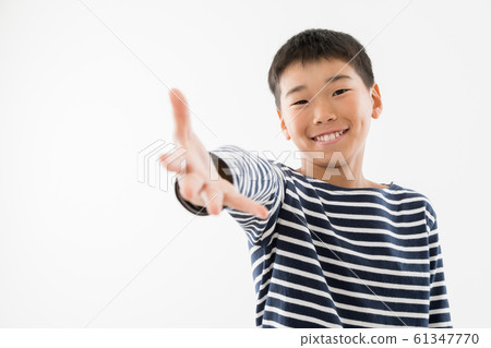 小學男孩伸出手握手的朋友 小學男孩伸出手握手的朋友 61347770
