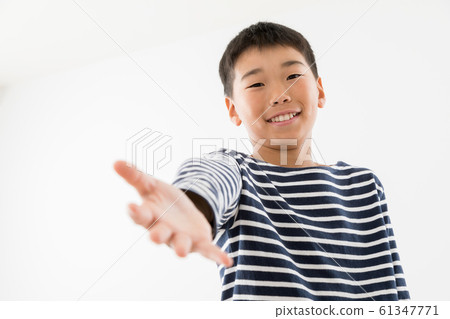 小學男孩伸出手握手的朋友 61347771