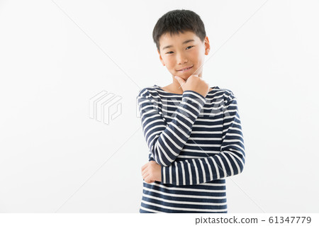 小學男孩擔心思考的想法 61347779