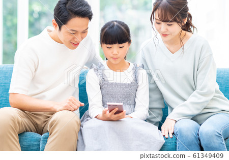 Young family (smart) 61349409