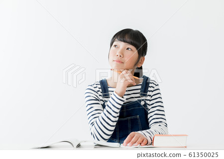 Elementary school girl 61350025