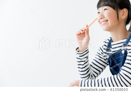 Elementary school girl thinking up 61350033