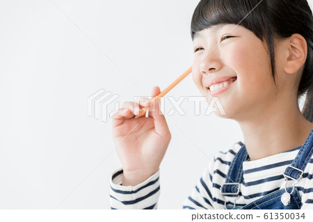 Elementary school girl thinking up 61350034