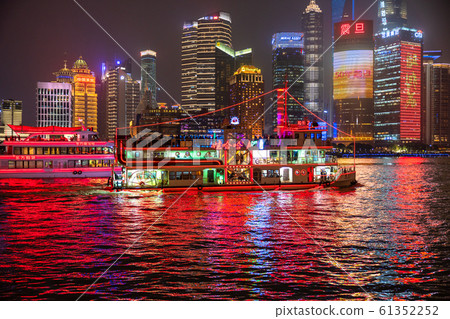 《上海》外灘夜景·陸家嘴的遊輪和摩天大樓 61352252