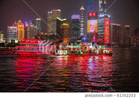 《上海》外灘夜景·陸家嘴的遊輪和摩天大樓 61352253