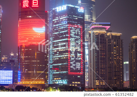 <<Shanghai>> Night view of the Bund, Skyscraper of Rikukashi 61352482