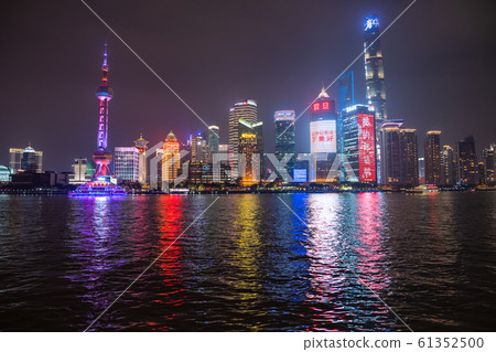 <<Shanghai>> Night view of the Bund, Skyscraper of Rikukashi 61352500