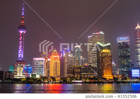 <<Shanghai>> Night view of the Bund, Skyscraper of Rikukashi 61352506