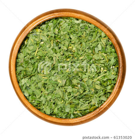 Dried ramsons, wild garlic in wooden bowl 61353020