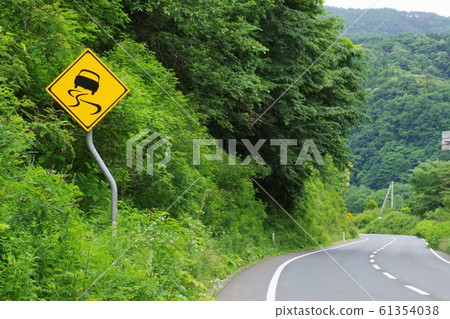 在山路上看到的跡象,容易打滑 在山路上看到的跡象,容易打滑 61354038