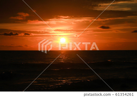 The sun is about to fall into the sea. The sun is about to fall into the sea. 61354261