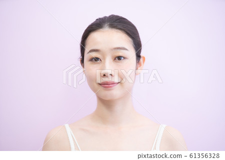 皮膚護理婦女(粉紅色背景) 皮膚護理婦女(粉紅色背景) 61356328