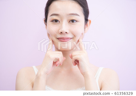 皮膚護理婦女(粉紅色背景) 皮膚護理婦女(粉紅色背景) 61356329