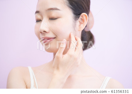 皮膚護理婦女(粉紅色背景) 皮膚護理婦女(粉紅色背景) 61356331