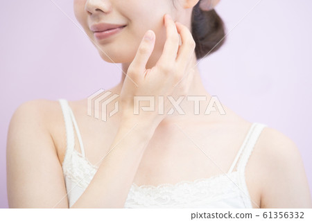 皮膚護理婦女(粉紅色背景) 皮膚護理婦女(粉紅色背景) 61356332