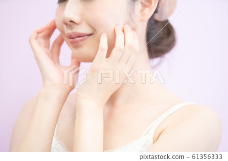 皮膚護理婦女（粉紅色背景） 61356333