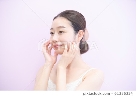 皮膚護理婦女(粉紅色背景) 皮膚護理婦女(粉紅色背景) 61356334