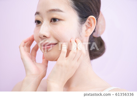 皮膚護理婦女(粉紅色背景) 皮膚護理婦女(粉紅色背景) 61356336