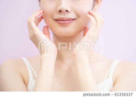 皮膚護理婦女(粉紅色背景) 皮膚護理婦女(粉紅色背景) 61356337