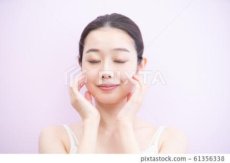 皮膚護理婦女（粉紅色背景） 61356338