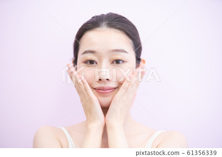 皮膚護理婦女（粉紅色背景） 61356339