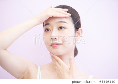 皮膚護理婦女(粉紅色背景) 皮膚護理婦女(粉紅色背景) 61356340